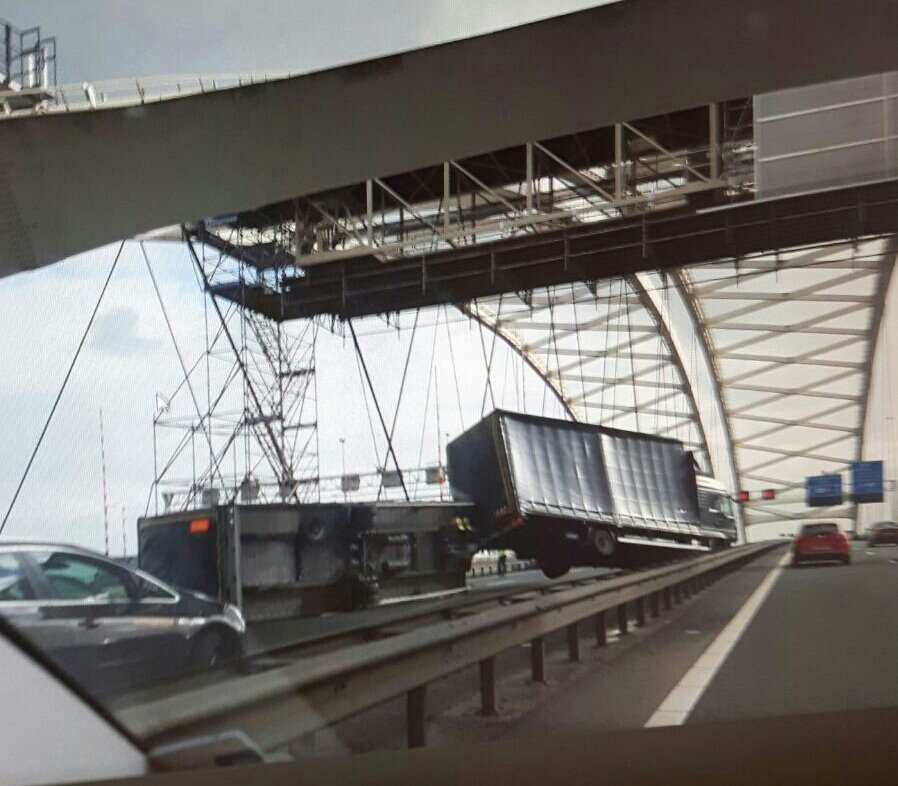 WouterGorter's tweet photo. Hoe 1 beroepschauffeur Rotterdam plat legt. #storm #A16 https://t.co/pvgTJisQ9t