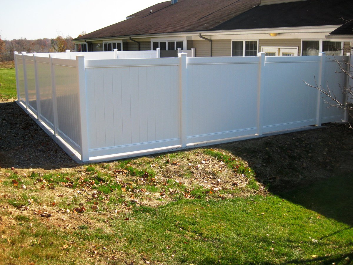 RTFence's tweet photo. #securingthefuture2017 by investing in a new fence! From chainlink, vinyl, or wood we have a style for you. Call us for a #FREE estimate! https://t.co/YVRZbLtmay