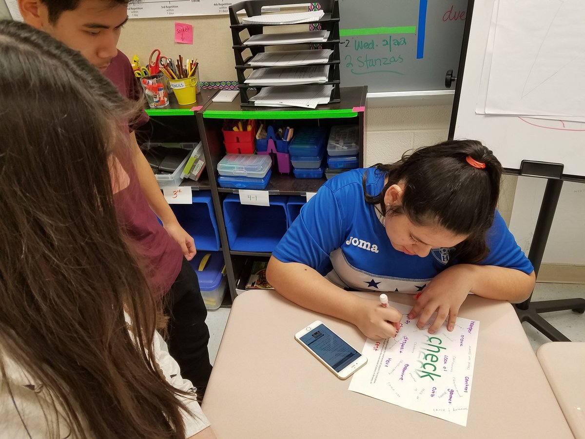 STM_AVID's tweet photo. @SterlingMiddle1 AVID Ss participate in a round robin activity to learn about #polysemous words @nancylatour @ScienceAtSTM https://t.co/5a21ngUjwb