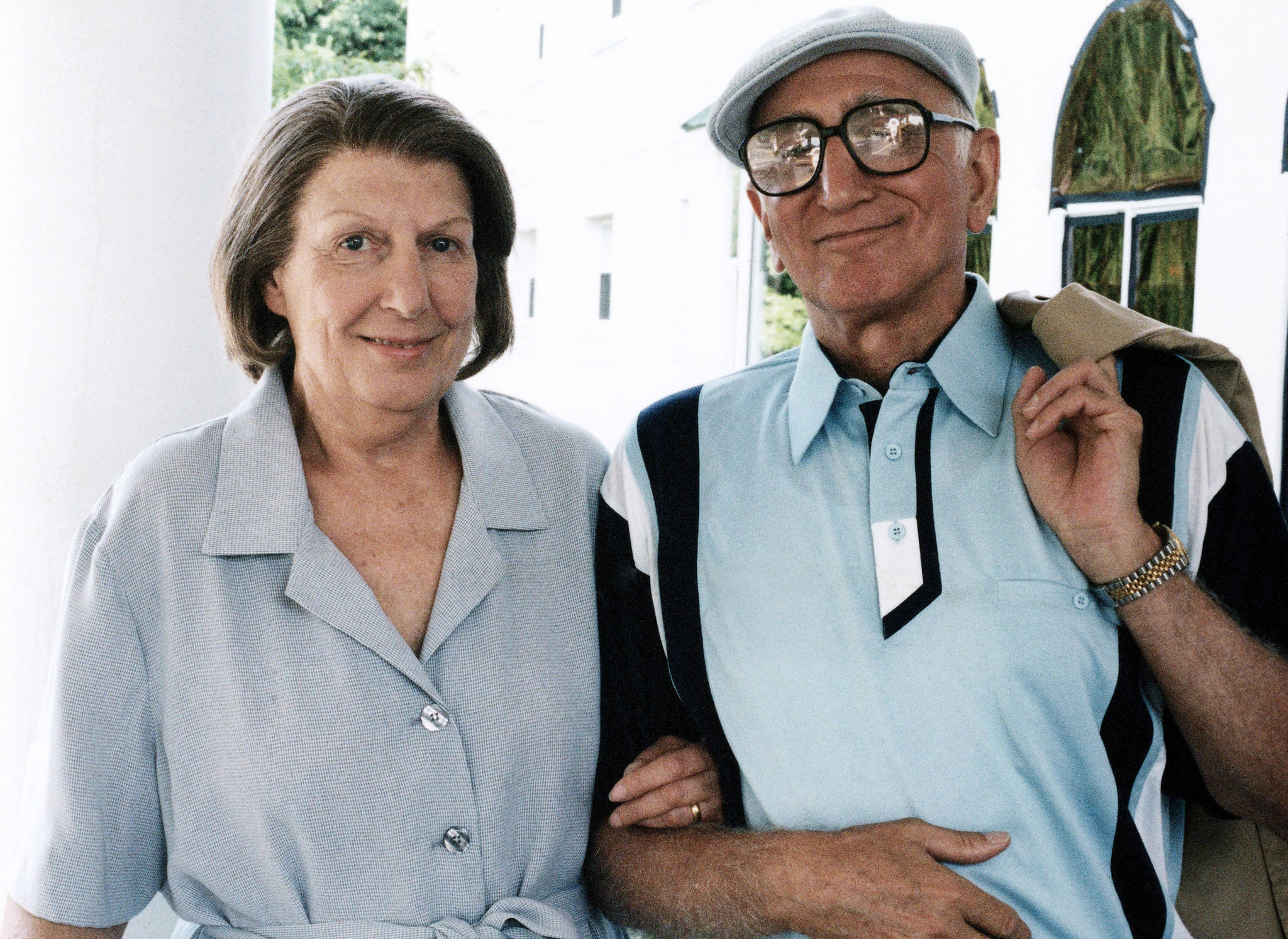 Happy birthday Dominic Chianese.
With Nancy Marchand on the set of The Sopranos, 1999 