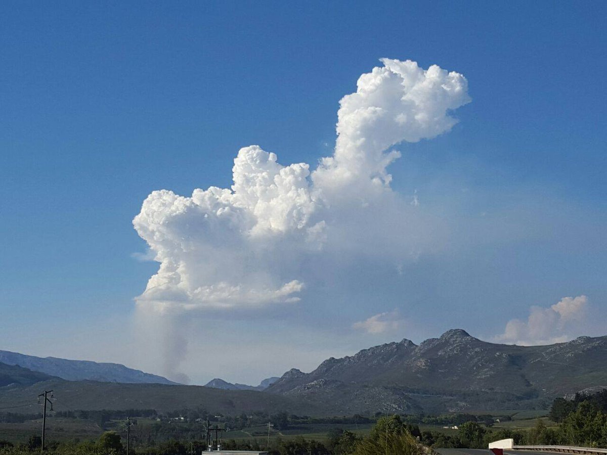 vwsfires's tweet photo. A huge #Pyrocumulus cloud forms over the #LaMotteFire near @Franschhoek_SA. A sign of dangerous conditions ahead. Pic:Harold Smook https://t.co/5zKefs1BqS