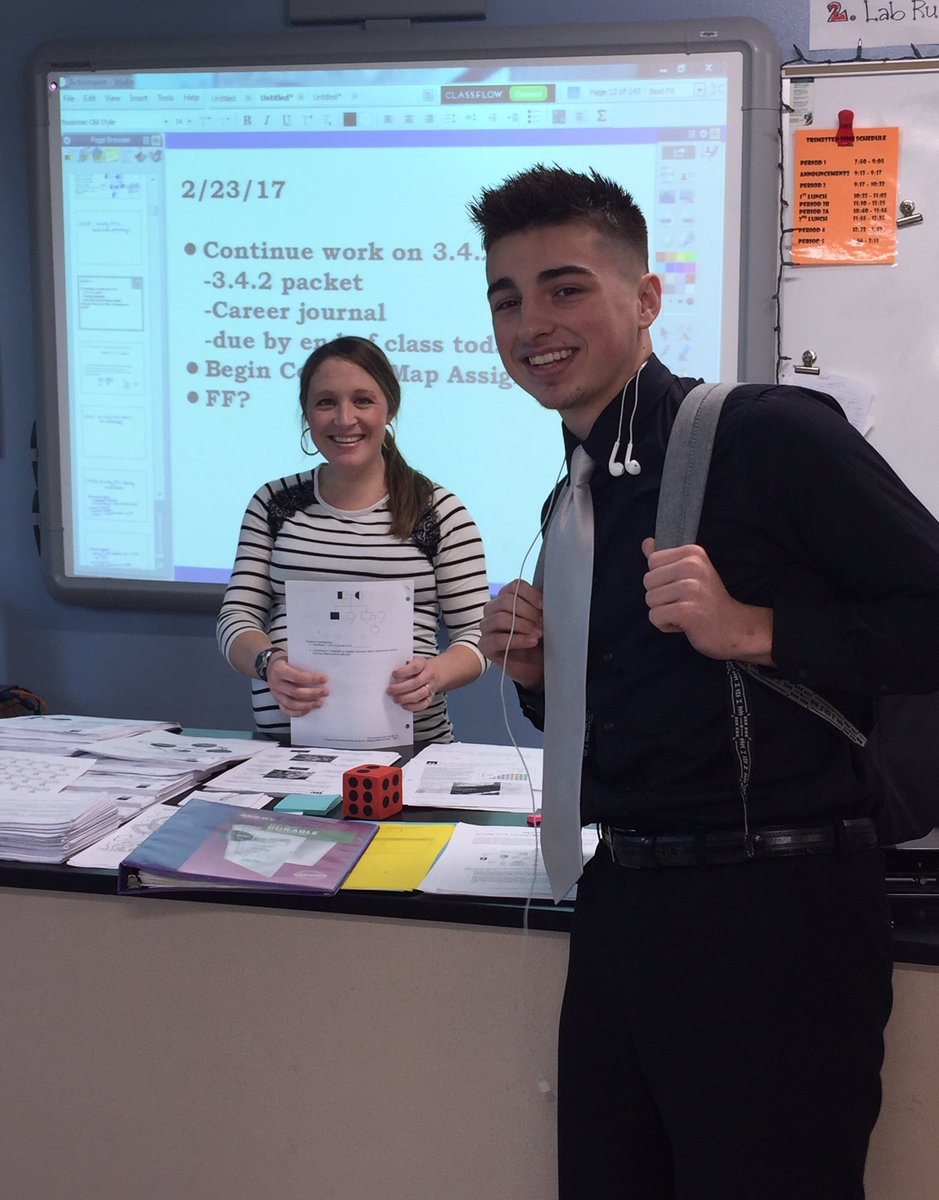 JordanMcCabe5's tweet image. After days of convincing, she agreed on 200,000 retweets to take her to PROM! Help a brother out 😍