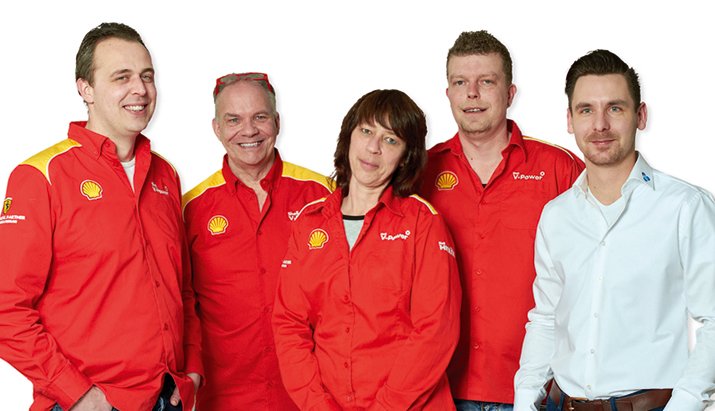 staverenNL's tweet photo. Met heel veel #TROTS presenteren wij aan iedereen het gouden team #Shell #Steenwijk. nr.1 tankstation van Nederland https://t.co/j1O7JUgFBc https://t.co/P6lHrG267w