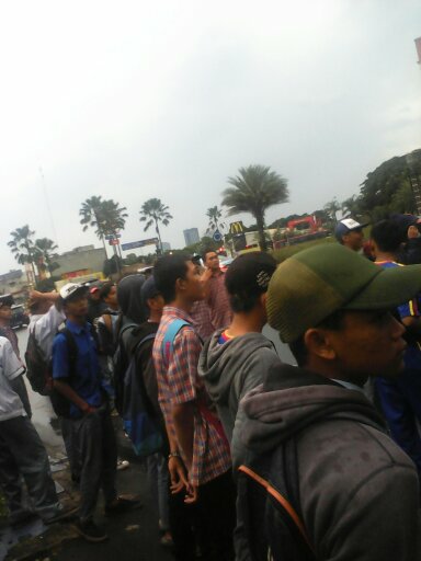 Lenong terus ah cari anak sekolah kwkwkw