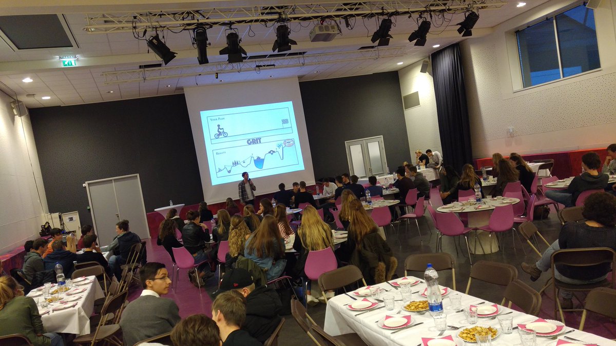 odegans's tweet photo. Examen kick-off 5 havo en 6 vwo met o.a.  lezing jeugdtrainer PSV @MaurovandeLooij over motivatie. Daarna groot diner @OpenbaarLyceum! https://t.co/VRLOjLHKaQ