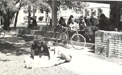As all the northerners are experiencing winter, Eckerd students continue to hang out on the lawn. #TBT 1972