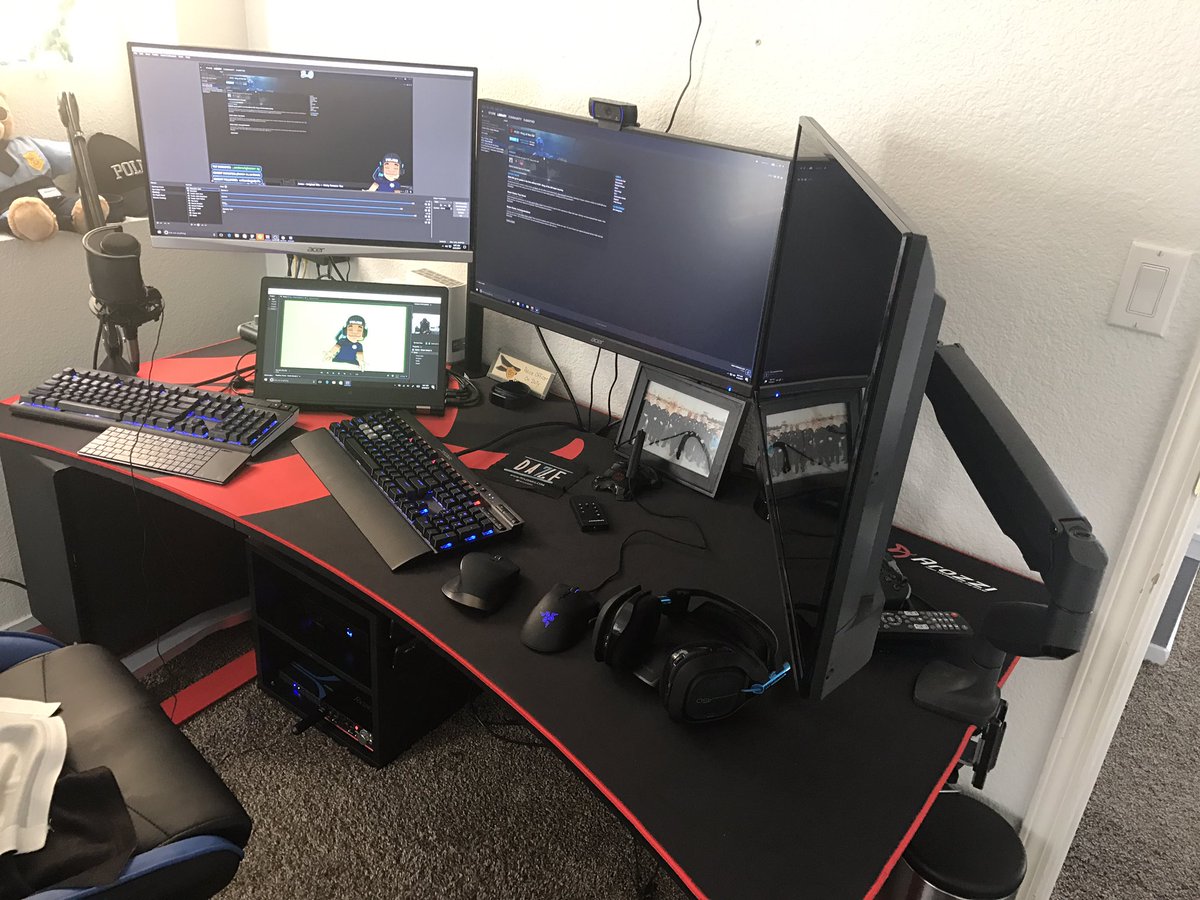 5_0AnthO's tweet image. Sexy command center. @ArozziChairs @OBSProject @Adobe @Scribbleh @okaysamurai @Look3dstudio