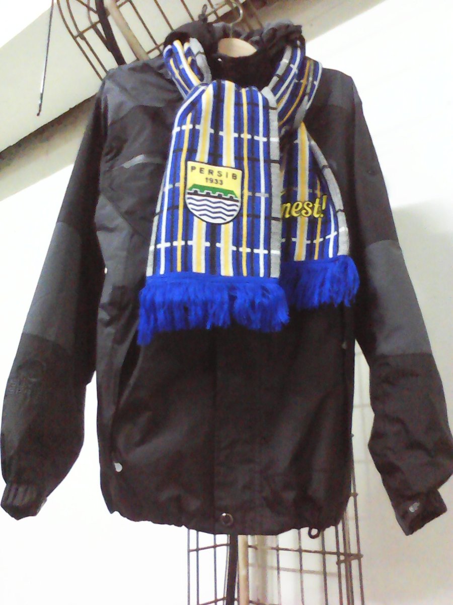 weibastard's tweet photo. #modalsolo jaket tnf + scarf persib sepaket 300rb. WA085281066787 @hooliganbdg @vickhere @badagliar_2 https://t.co/LUfprF5IeL