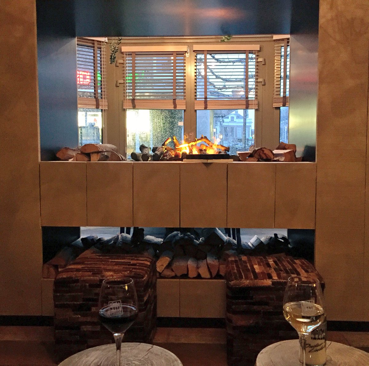 HCSonnenberg's tweet image. Borreltijd!

Buiten storm - binnen @RestODL gezellig en warm. Verrukkelijke wijn!