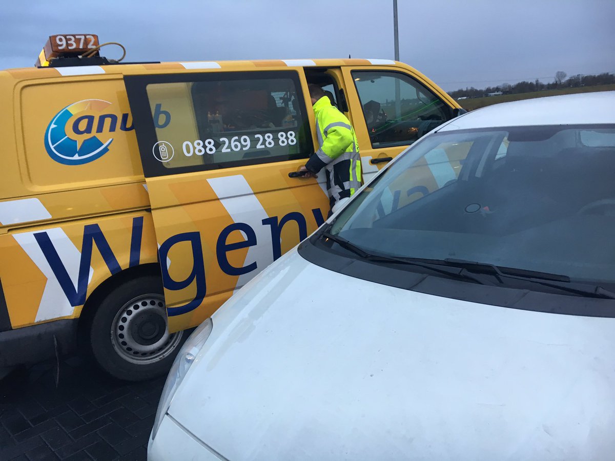 Hartjes voor de <a href="/Wegenwacht/">Wegenwacht</a> die me net binnen no time weer op weg kreeg, top 😄 #doorweerenwind