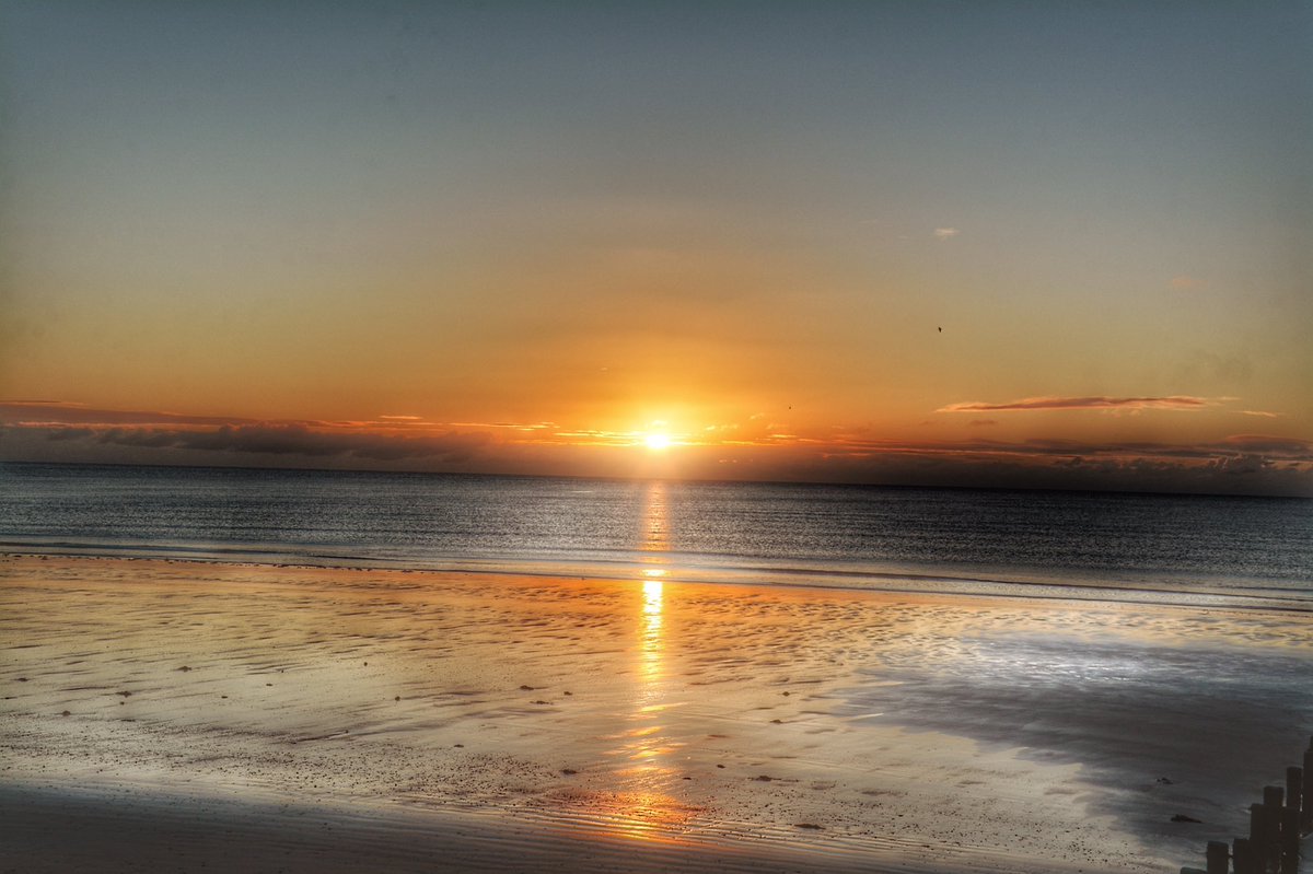 Macflymedia's tweet photo. Youghal beach sunrise. #HDR @YewTourism @visityoughal @youghal https://t.co/tCnwDBmiIT