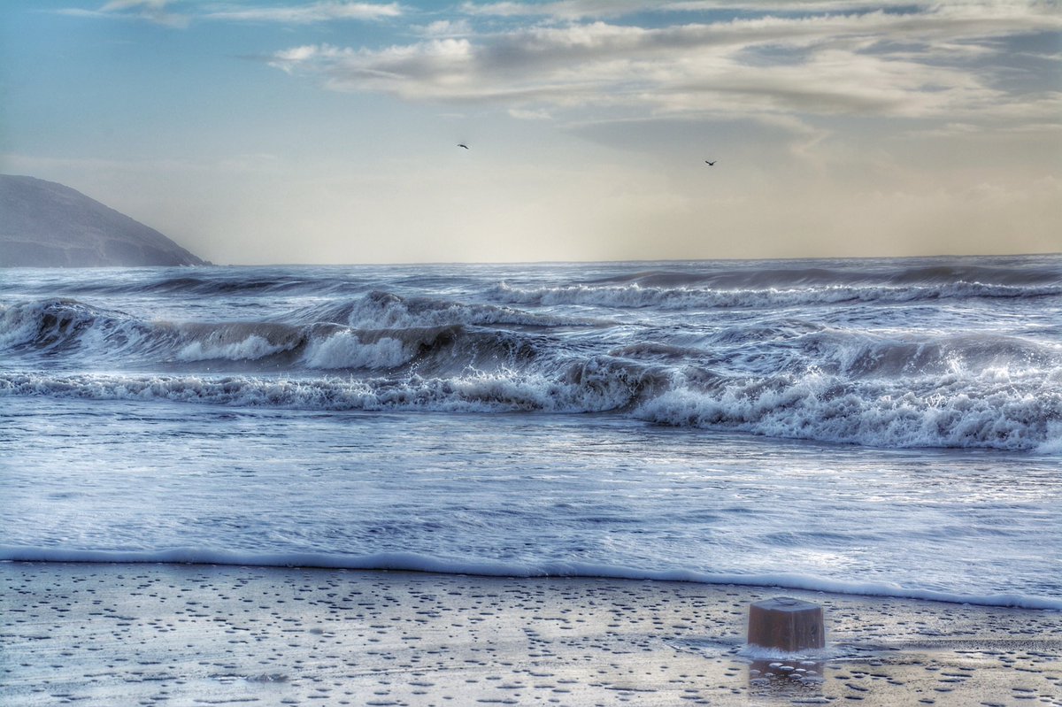 Macflymedia's tweet photo. Youghal beach sunrise. #HDR @YewTourism @visityoughal @youghal https://t.co/tCnwDBmiIT