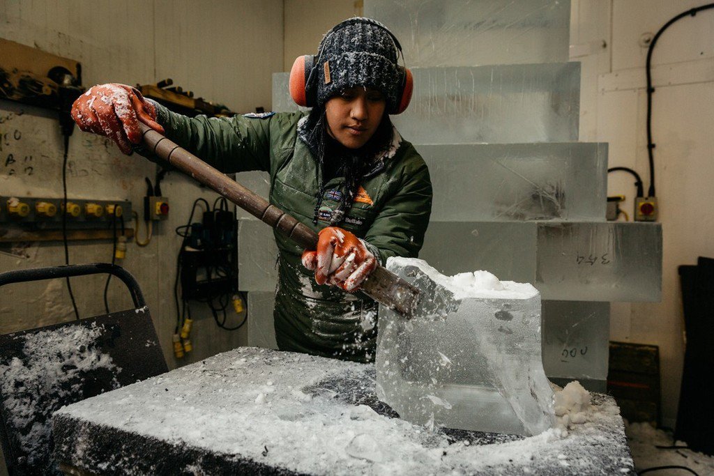 Ice Sculptor Anne-Marie Taberdo (@annemarietaberdo) at work in a freezer in South London, … ift.tt/2ldmFII