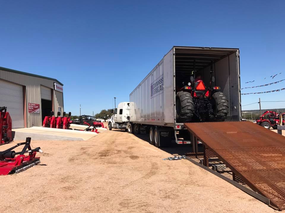 ReidsTripleT's tweet image. #tractordelivery we have lots of @Mahindra_USA #tractors #instock. Come see us! #tractor #mahindra #mahindratractor #atx #austin #texas