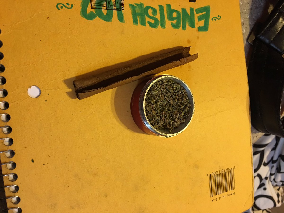 Lylyly420's tweet photo. Rolling time #Ltime #STONER #MaryJane #CollegeLife #English102😂 #Cloudhigh https://t.co/npEMAW3AiM
