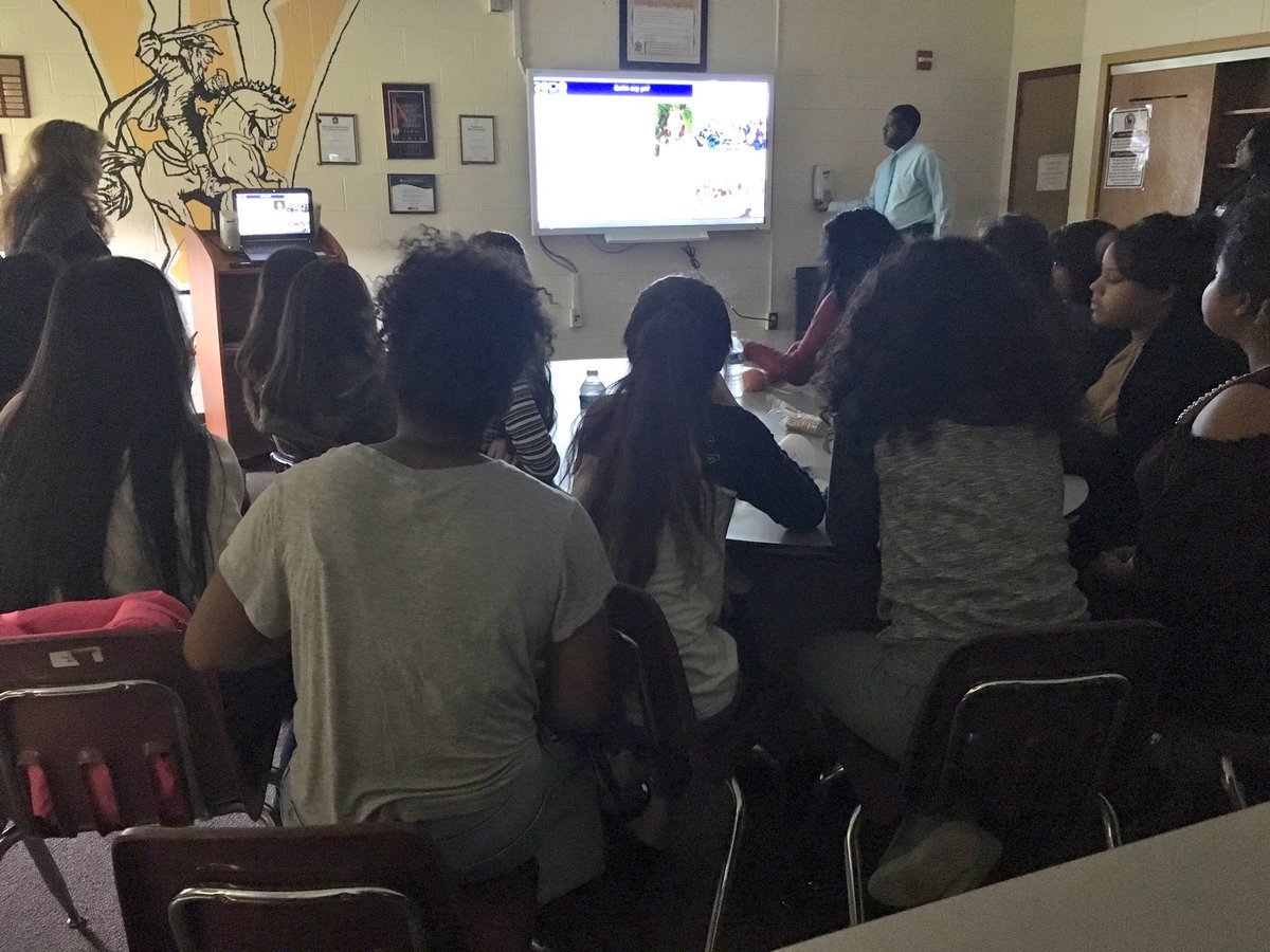 WarwickRaiders's tweet photo. Our students are interacting virtually with a panel of NASA experts and two schools from Puerto Rico! #NNPSDLDAY #DLDay https://t.co/0A3KxiuBb0