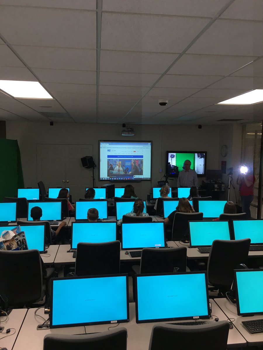 mistilogsdon's tweet photo. #DLDay @wcpstech @bristowelem Scholars working on digital media arts at @KET https://t.co/vcl1THNKrn