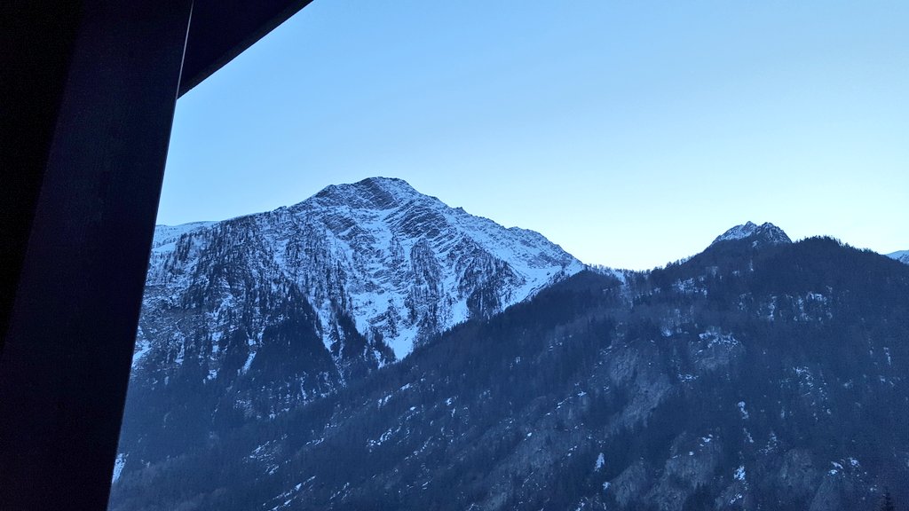kyle_woods's tweet photo. Hello italy, You littel beauty. #roomwithaview #boardingweekend #courmayour https://t.co/Lu0Gevr51P