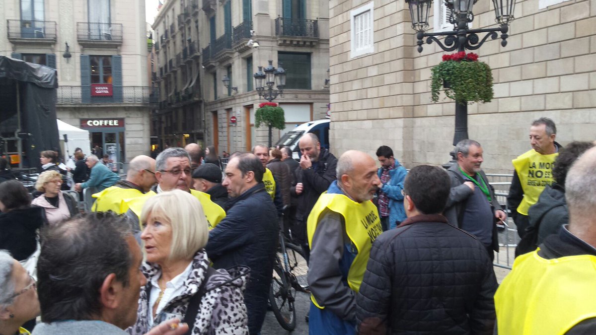 csifpresons's tweet image. Manifestació de més de 200 funcionaris en defensa de tots els llocs de treball a La Model