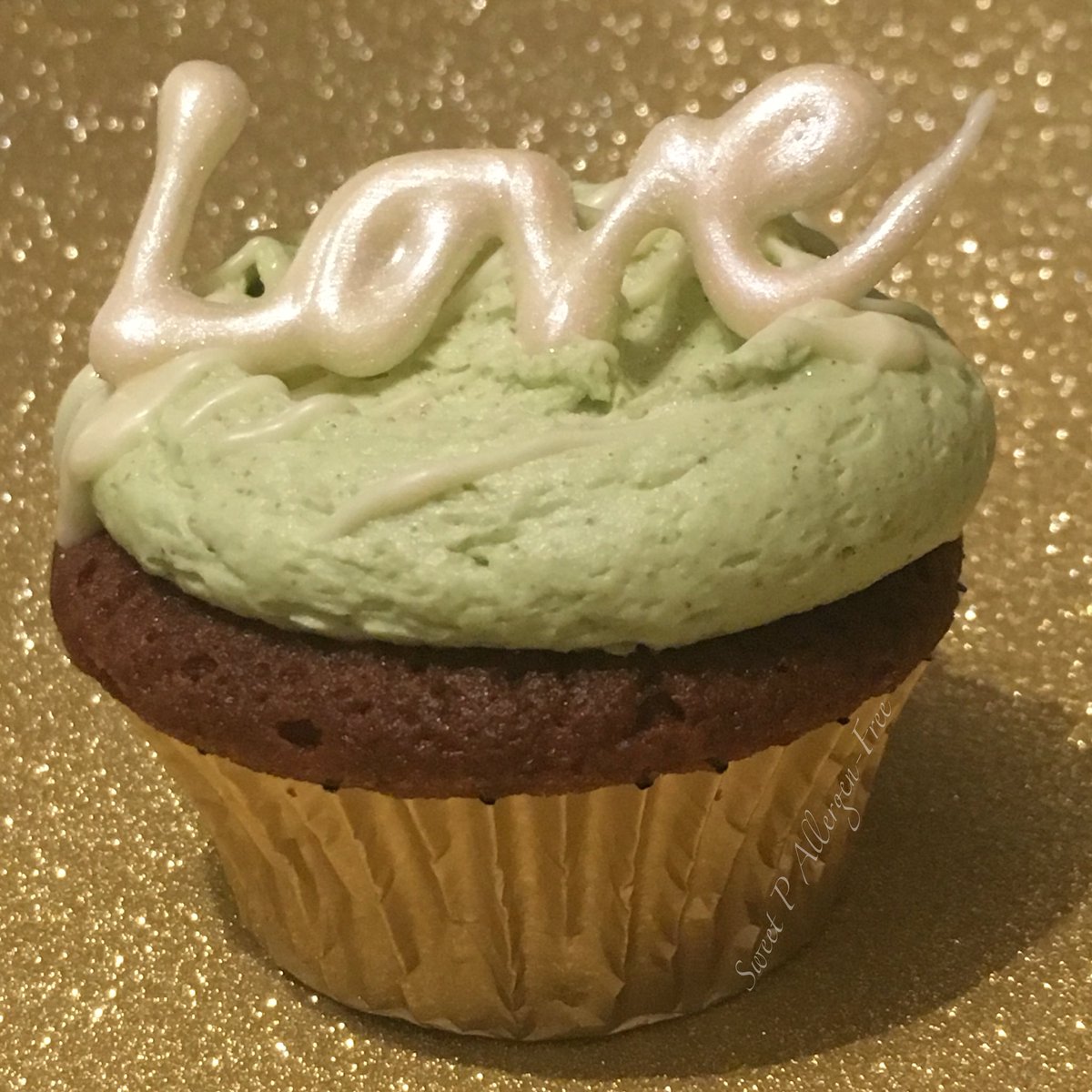 SweetPBakes's tweet photo. I'm in love with apple crumble cupcakes! Especially when they're #glutenfree https://t.co/LSpajExOHl