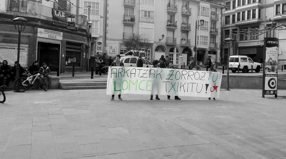 OndarrukoIA's tweet photo. Arkatzak zorroztu, LOMCE txikitu! #LOMCEriPlanto https://t.co/YfjUpWbTby