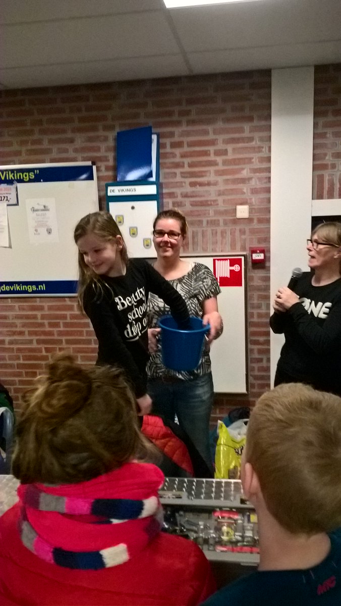 ZvdeVikings's tweet photo. Zwemvierdaagse in Het Derde Haad te Harlingen. Na afloop leuke prijsjes! Bedankt activiteitencommissie @zvdevikings #harlingen https://t.co/MyI65UsUWs