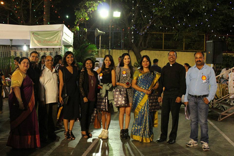 VrushikaM_FC's tweet photo. .@VrushyyMehta &amp; @samenthaf as Judges for Dance Competition at Holy Family Utsav 2017, comprising 3000 ppl! https://t.co/jvpyHuWeGy