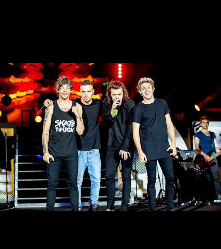 dr_rannie08's tweet photo. "DIRECTIONERS " IS WHO WE ARE AND WHO WE WILL ALWAYS BE :) :)
HISTORY OF DIRECTS 
#VideoLove One Direction https://t.co/oLchNaErpG