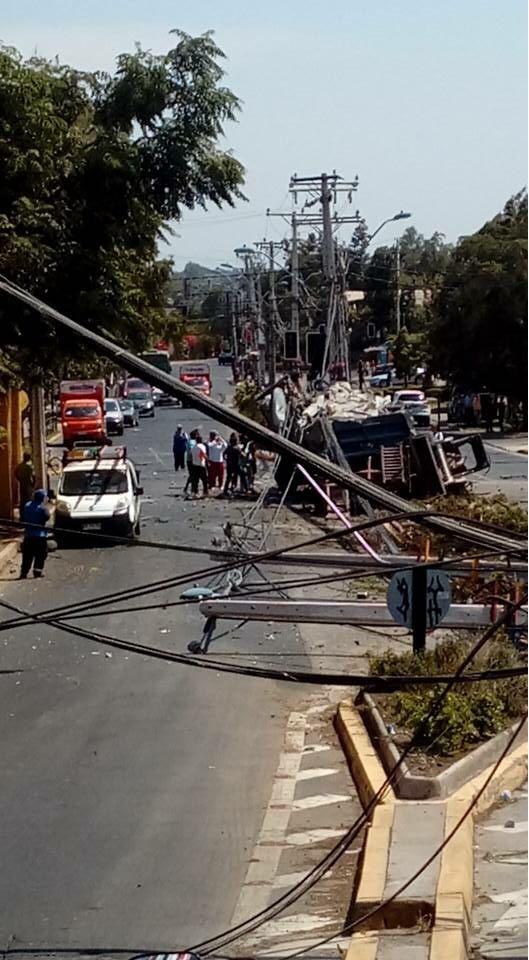Enel_Informa_CL's tweet photo. #PosteChocado en Rojas Magallanes esquina Jardín Alto,  La Florida. Trabajamos en la normalización, tiempo estimado 4 hrs. https://t.co/xZrj3d3hlW