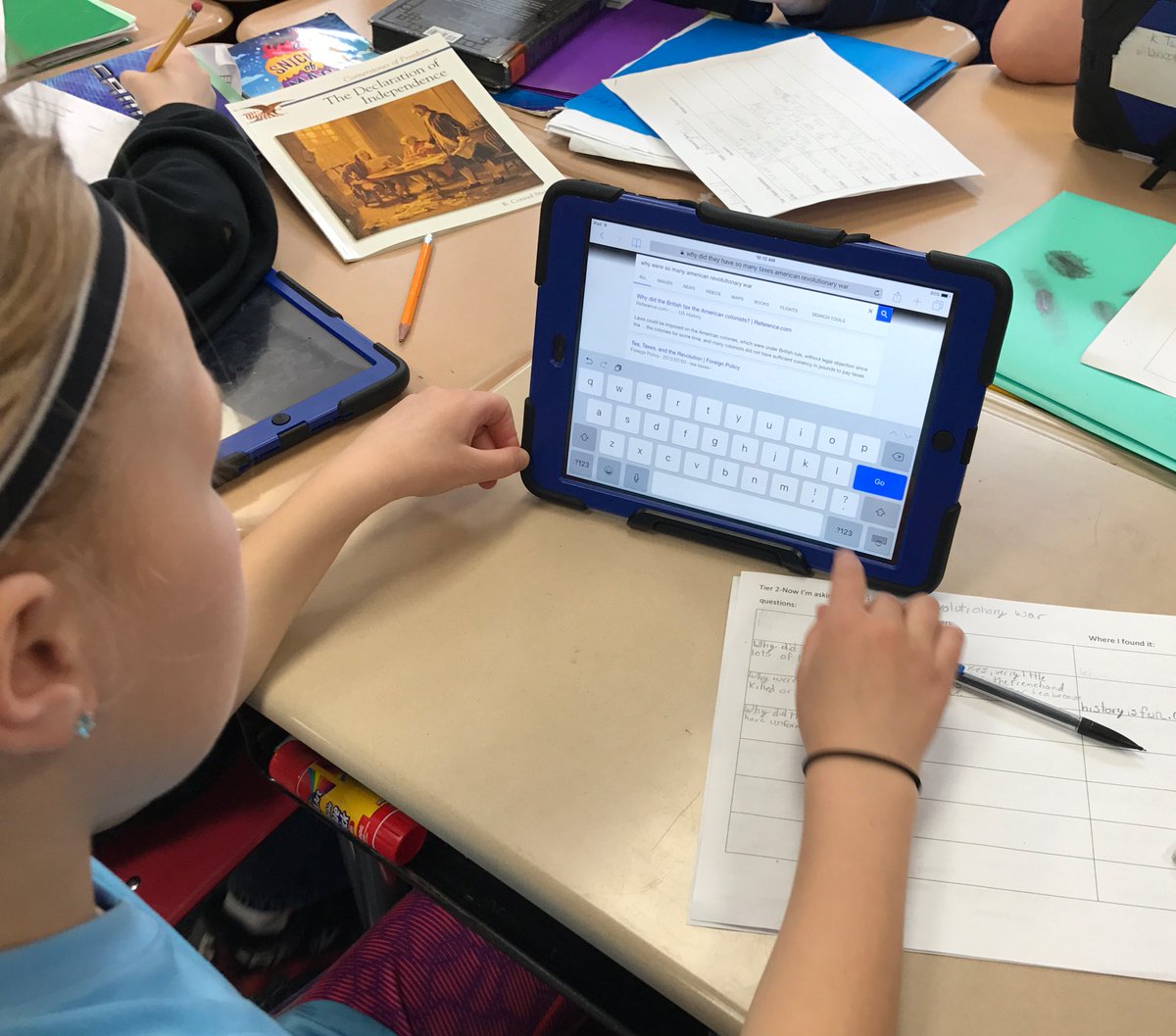 MrsCookTech's tweet photo. @OfficialDLDay 4th grade @BooneHeadTiger using @BerTechR3 Tiered Research approach to lrn about Amer Rev #DLDay #LCR3DLDAY https://t.co/EJfmdAKgMU