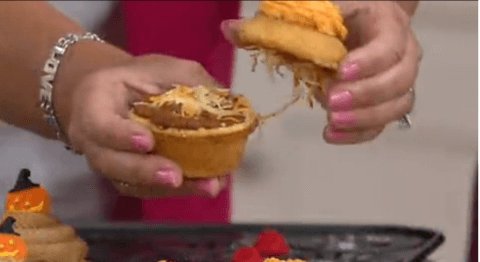 lovecookingco's tweet photo. Cornbread muffins stuffed with chili &amp; cheese for #NationalChiliDay? Yes, please! #TBT to when it was made on @QVC: https://t.co/Ki2A86gse9 https://t.co/wWBY7qFOeN