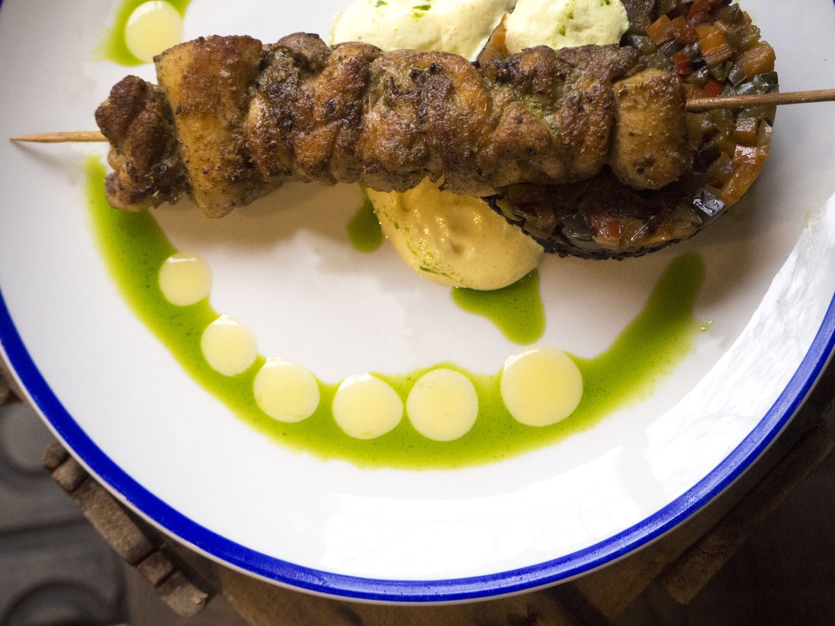 La chicha del Chicha: Broqueta de pollastre especiat amb arròs nerone, verduretes i escuma de iogur #chichalimona #platillos