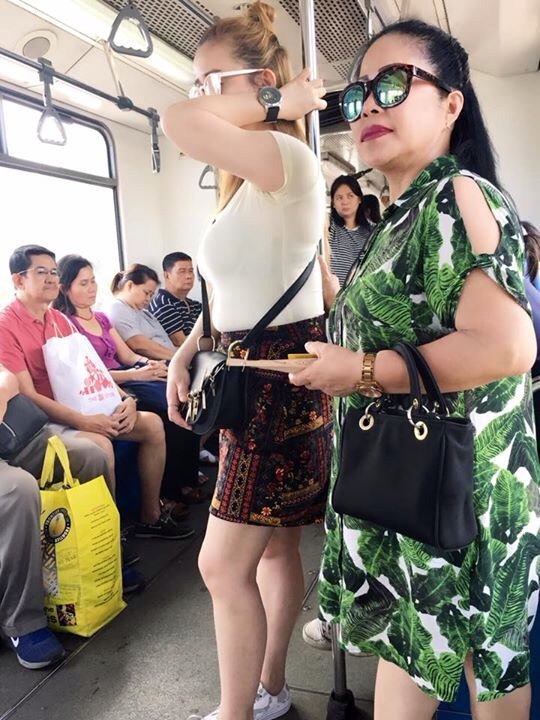 SalcedoJane's tweet photo. Yung mga ate ko at Mommy ko na akala mo kung may photoshoot sa LRT. 😂
Uwi na nga uli kayo dito sa pinas. https://t.co/TE8zvxlQXy