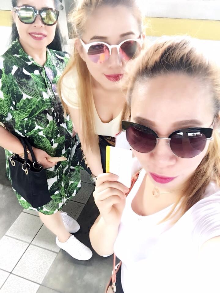 SalcedoJane's tweet photo. Yung mga ate ko at Mommy ko na akala mo kung may photoshoot sa LRT. 😂
Uwi na nga uli kayo dito sa pinas. https://t.co/TE8zvxlQXy