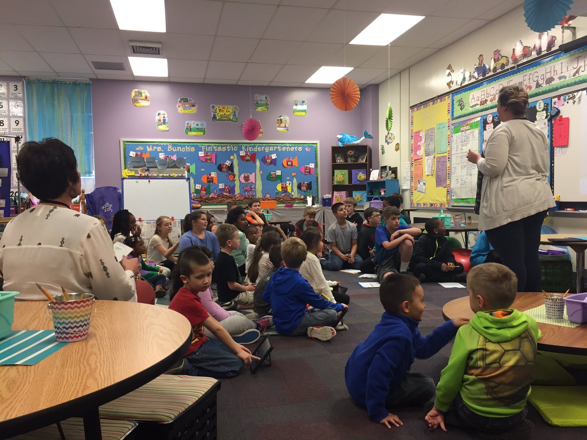 TSCconnect's tweet photo. Fifth grade and kindergarten working together today for #TSCdlday #DLday #TSCschools @tsctechdept https://t.co/6xxhnlBWo1
