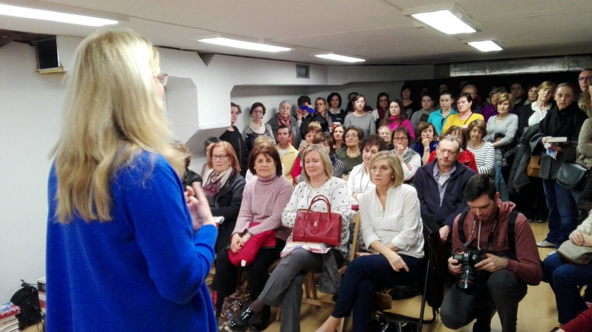 Increíble acogida de los lectores oscenses A Luz Gabás y #ComoFuegoenElHielo