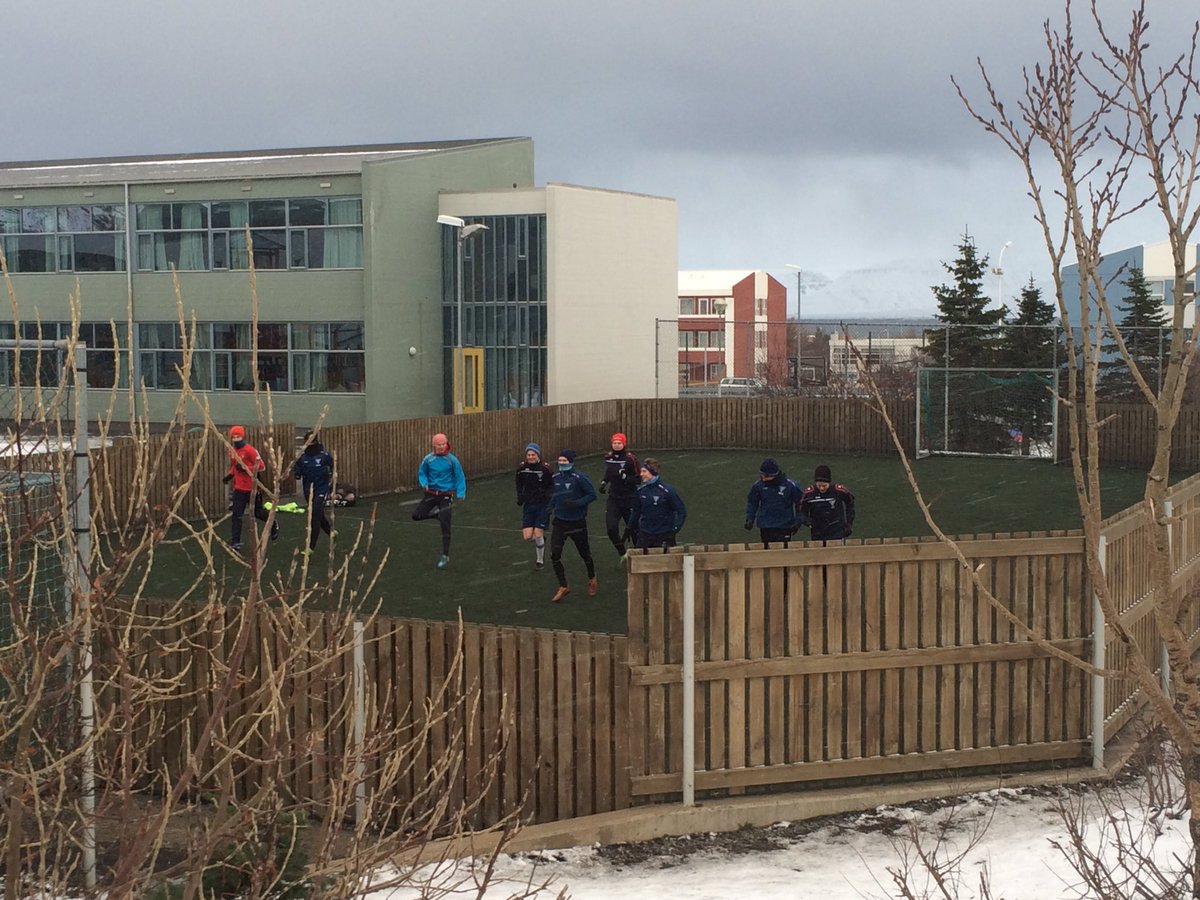 Strákarnir í Mfl Stólanna á æfingu áður en þeir mættu og öskruðu sína menn í körfunni til sigurs. Fagmenn.