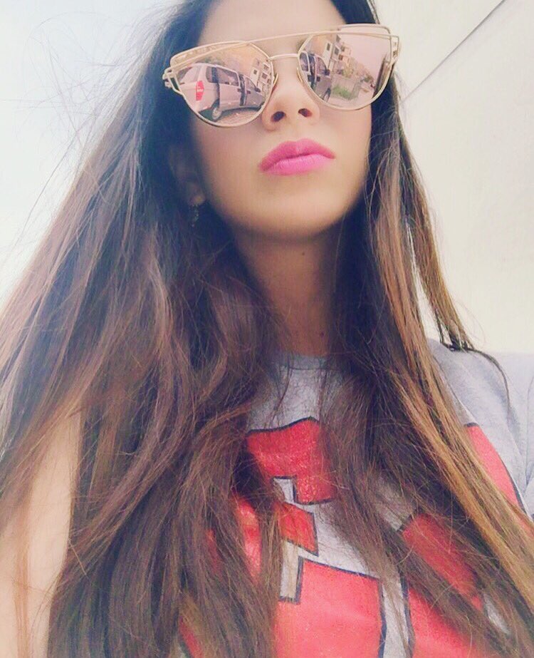 SullySaenzPeru's tweet photo. Llegamos a nuestro #ShowGatimania del día !! Y yo feliz con mis lentes bellos de @gaia_peru 😍😍 https://t.co/UYzAeT8Nzt