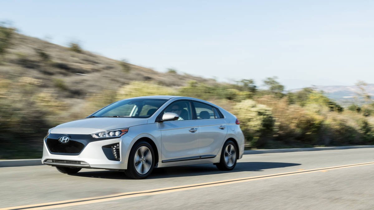 iPreCheck's tweet image. The 2017 Hyundai Ioniq may be a true challenger for the Toyota Prius according to Autoweek. 
crwd.fr/2lp6H0A