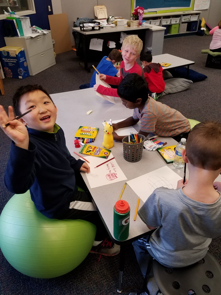 MBiddle2grade's tweet photo. Making cards for the Lady Spartans basketball team. Good Luck at State!! 🏀 @Spartytweets @SpartansHHS  @AESPanthers https://t.co/ON1xWNo7VT
