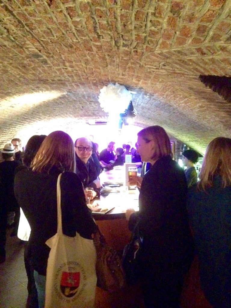 PdelaCom's tweet photo. Les adhérents de Place de la Com partagent leurs expériences autour du monde (&amp; d'un verre) au @LeZangoLille ! #ApéroCom https://t.co/Go084j8yyO