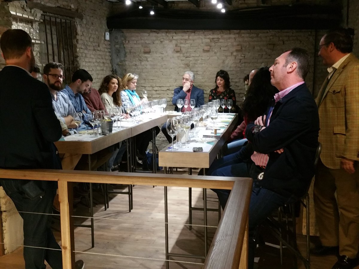 anita_dinamita8's tweet photo. Disfrutando la presentación de los vinos de @valserrano en @ladelamalauva Otra semana más #SubeteALaParra https://t.co/P0qeskK8Ap
