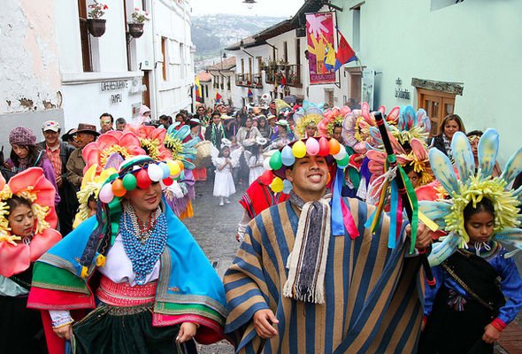EcuadorTV's tweet photo. En el #Ecuador “qué bonito es carnaval” ►https://t.co/vW54NHPqej https://t.co/vbFVA0sfrQ