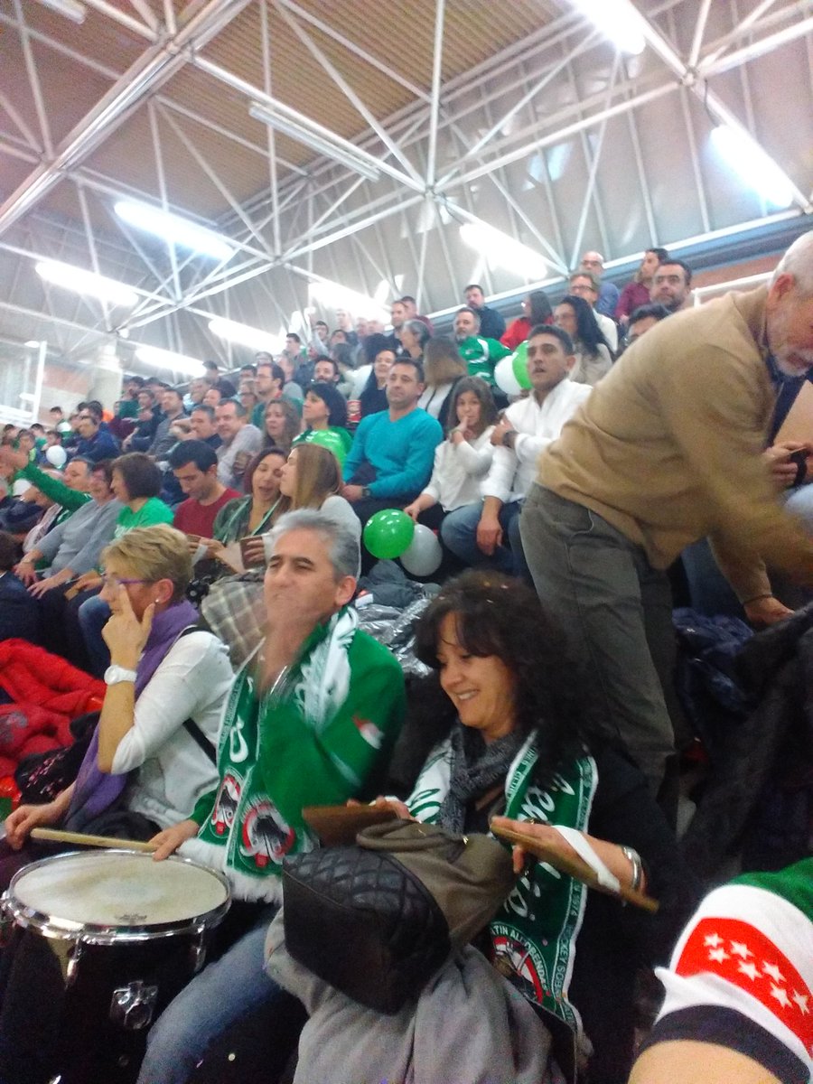 PIENSOSTOPASL's tweet image. Menuda afición
4_2 en contra y por supuesto que seguimos animando a nuestro equipo.
Alcobendas nunca se rinde