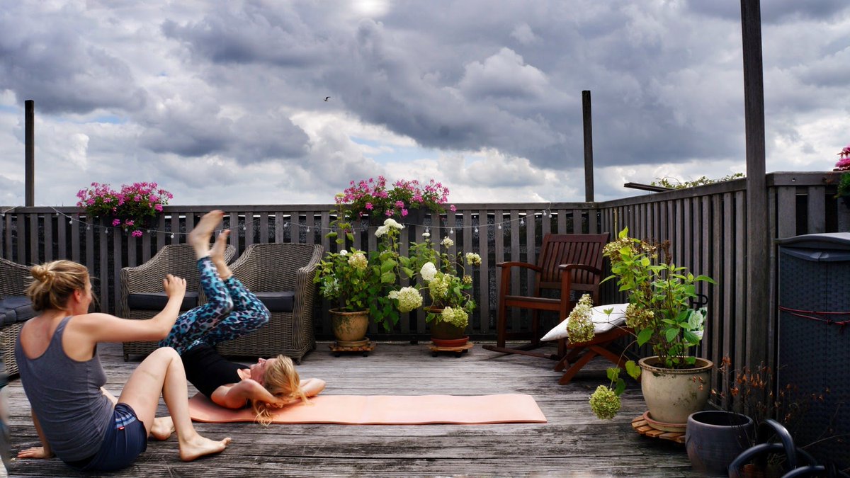 Altijd al op je hoofd willen staan? Zo overleef je je eerste keer: reisyogi.nl/yoga/yoga-oefe… #headstand #inversion #yogachallenge