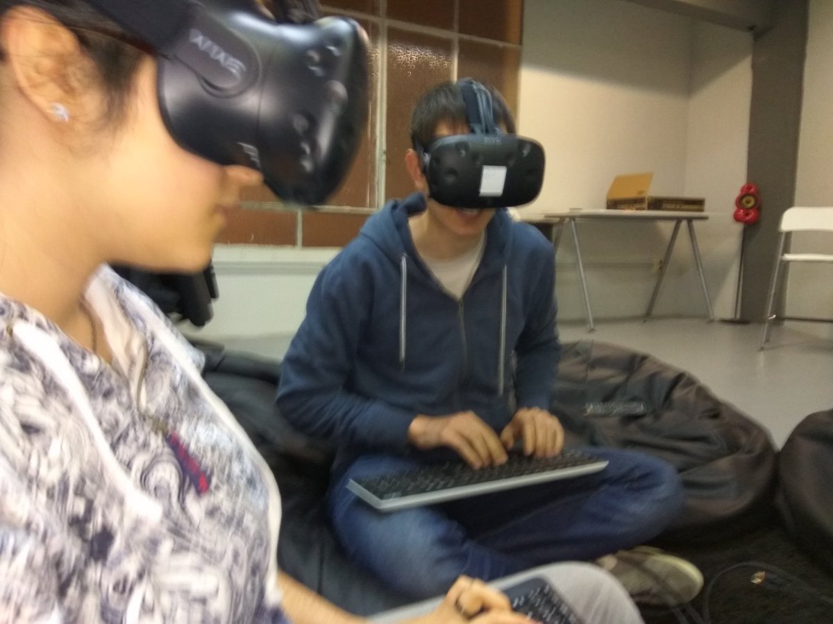 _Darkatom_'s tweet image. Having an awesome evening with @imanolea programming for the #hashcode2017! Eitbit for the win!! #VirtualReality