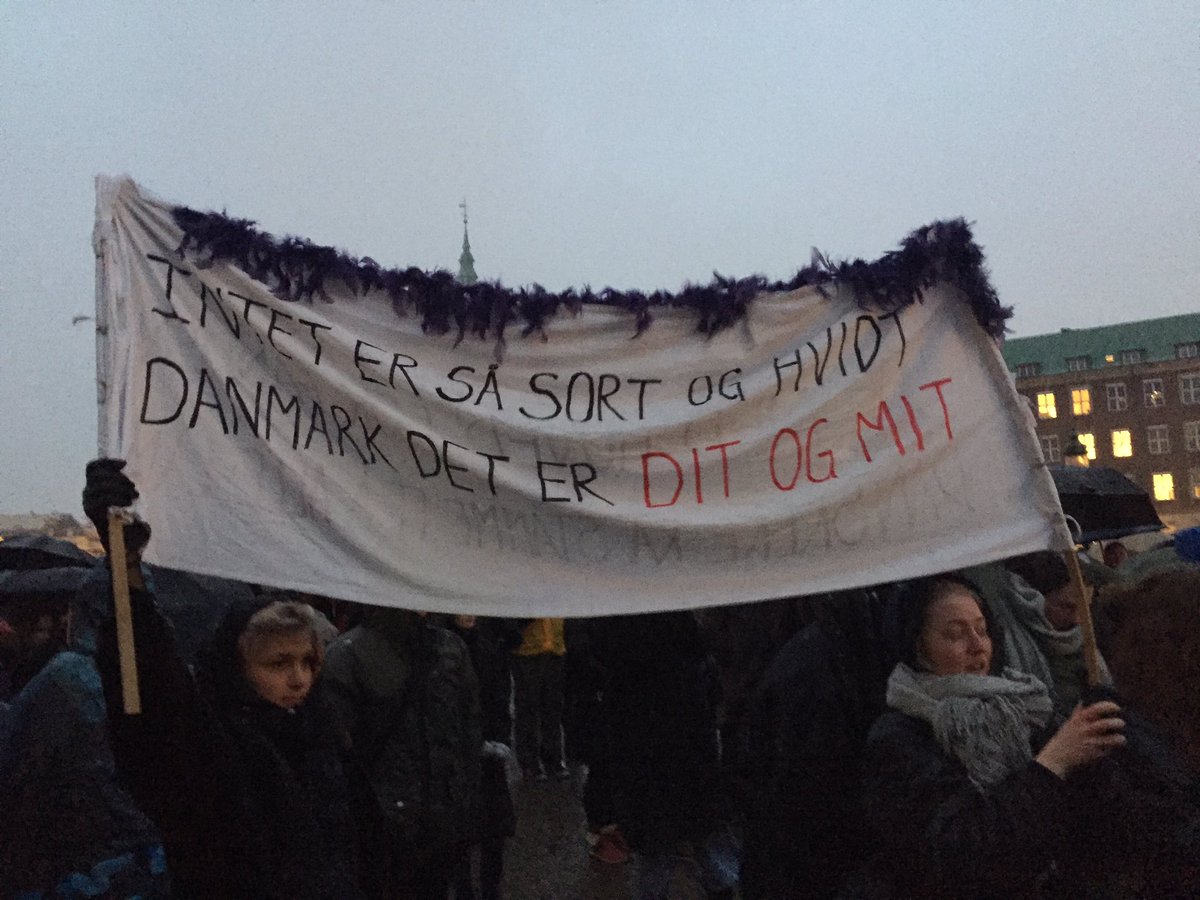sofiecn's tweet photo. Tak til de her 5 seje kvinder for initiativ til demonstration mod ft's danskhedsdefinition. Vi vil ikke splittes i dem og os #ViErLigeDanske https://t.co/PLwZLJMDqh