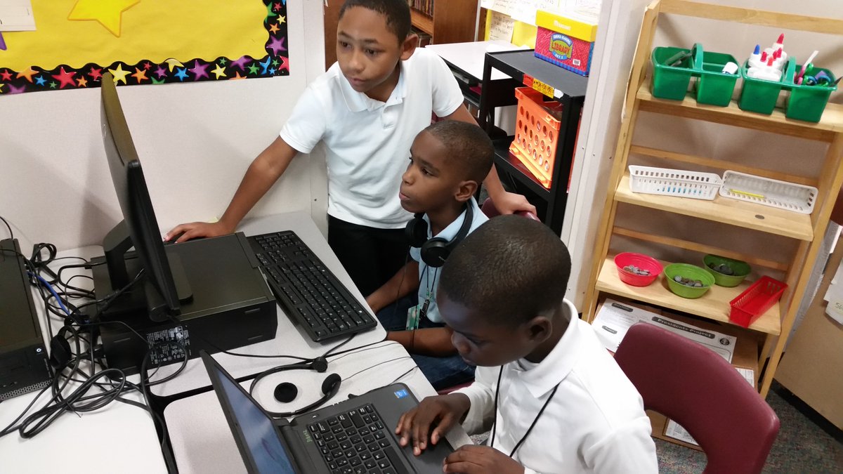 EdTechGonzalez's tweet photo. Students collaborating on their digital products in @mzstewHMQ03's class @HolmquistES. #DLDay #HMQDigitalLearning https://t.co/foEOLISPQm