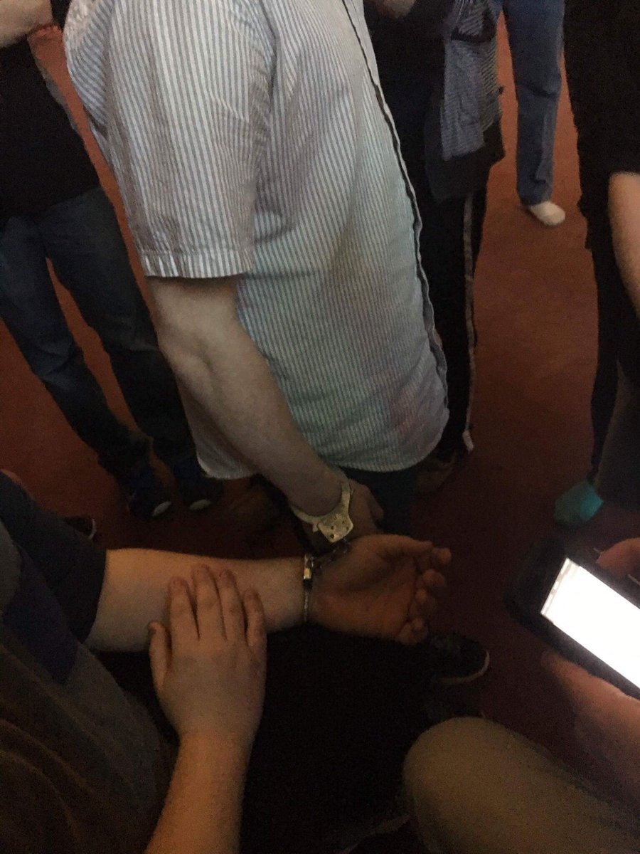 EJM4567's tweet photo. Tb to when max handcuffed me to himself and the keys didn't work https://t.co/vNSWind3Un