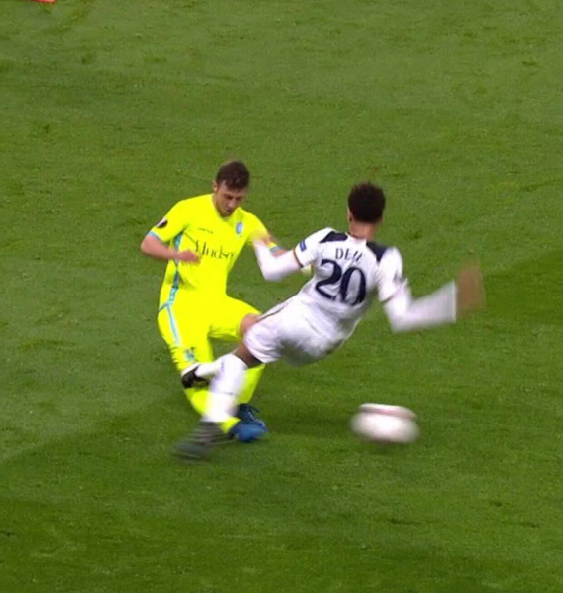 DionDublinsDube's tweet photo. This isn't Dele Alli, he's still in a rage and gets this one horribly wrong. He'll be very angry with himself!! #TOTGNT #UEA https://t.co/6EWliXZDdX